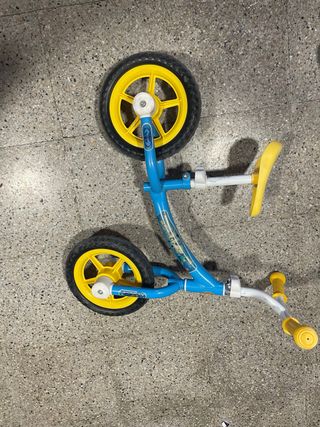 Bicicleta sin pedales azul y amarilla