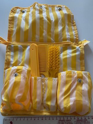 Neceser de viaje de plástico con accesorios