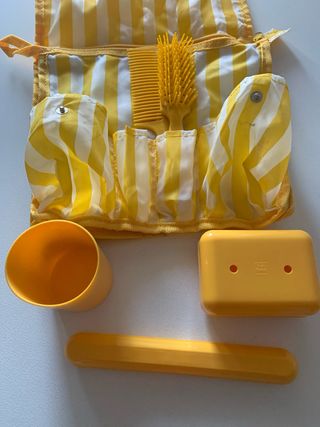 Neceser de viaje de plástico con accesorios