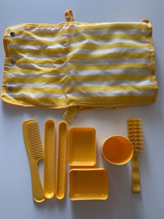 Neceser de viaje de plástico con accesorios