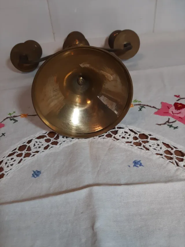 Candelabro de latón con detalles pintados