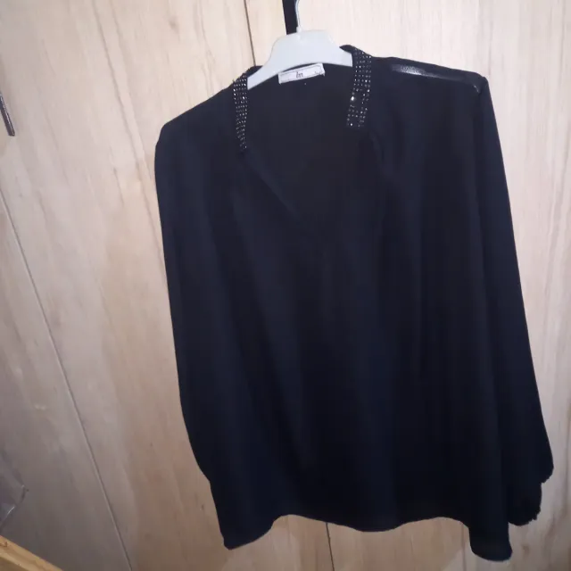 Blusa negra con pedrería