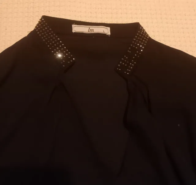 Blusa negra con pedrería