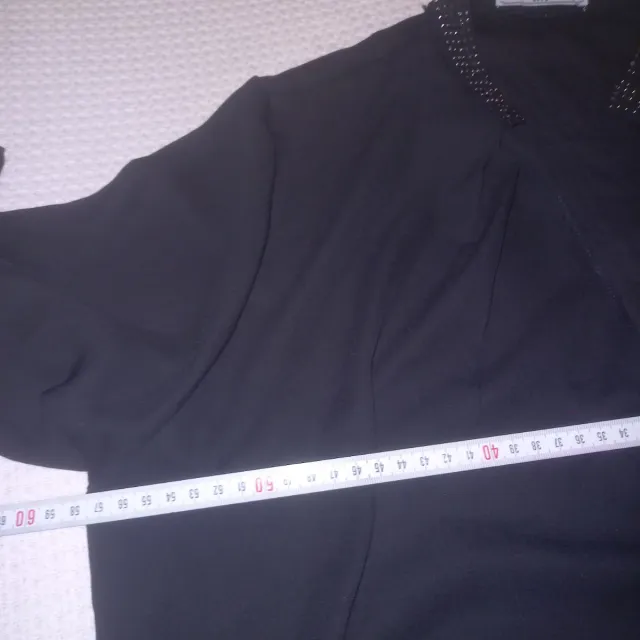 Blusa negra con pedrería