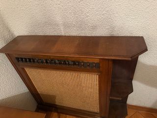 Cubre radiador de madera y mimbre