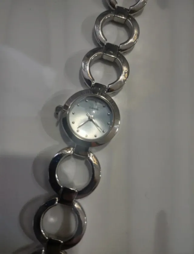 Reloj de pulsera Avon plateado