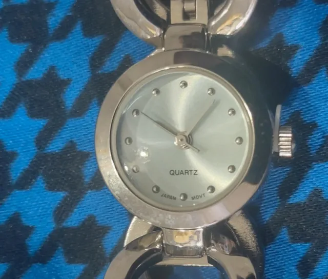 Reloj de pulsera Avon plateado