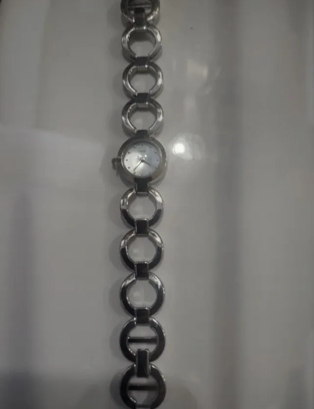 Reloj de pulsera Avon plateado