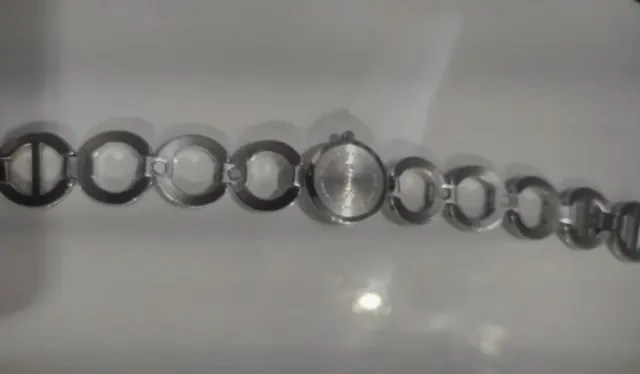 Reloj de pulsera Avon plateado