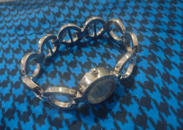 Reloj de pulsera Avon plateado