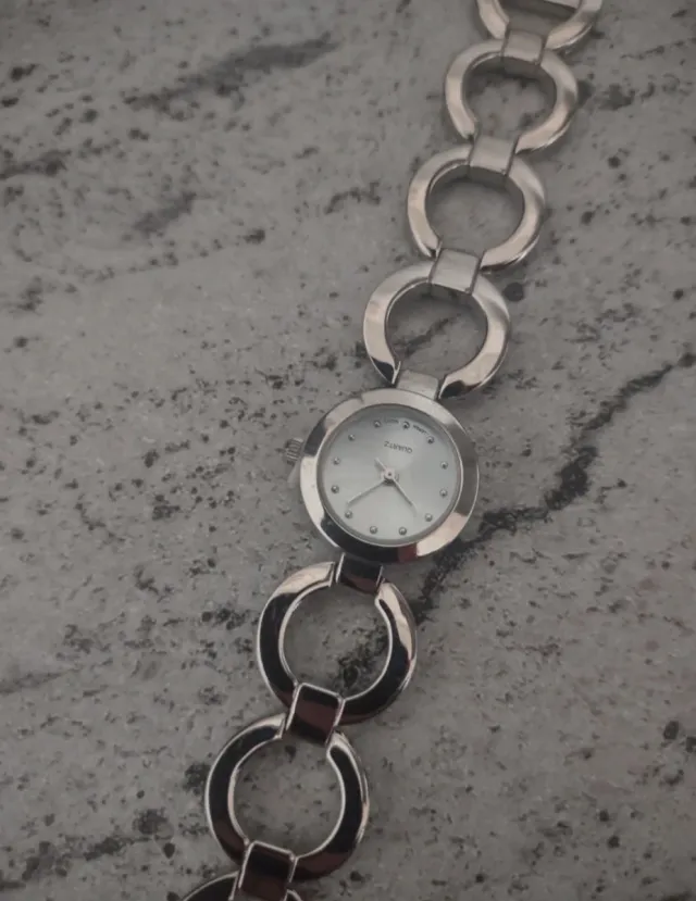 Reloj de pulsera Avon plateado