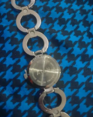 Reloj de pulsera Avon plateado