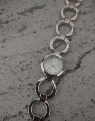 Reloj de pulsera Avon plateado