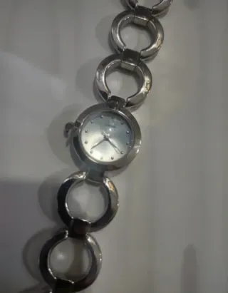 Reloj de pulsera Avon plateado