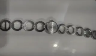 Reloj de pulsera Avon plateado