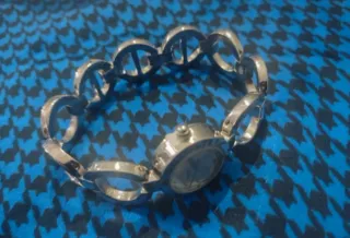 Reloj de pulsera Avon plateado