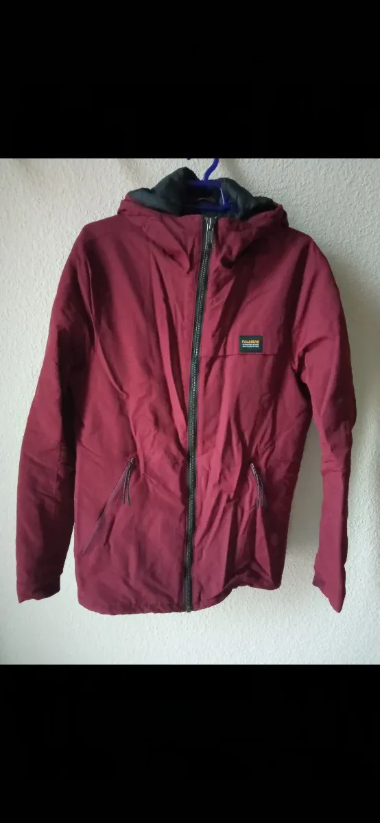 Chaqueta con capucha y cremallera