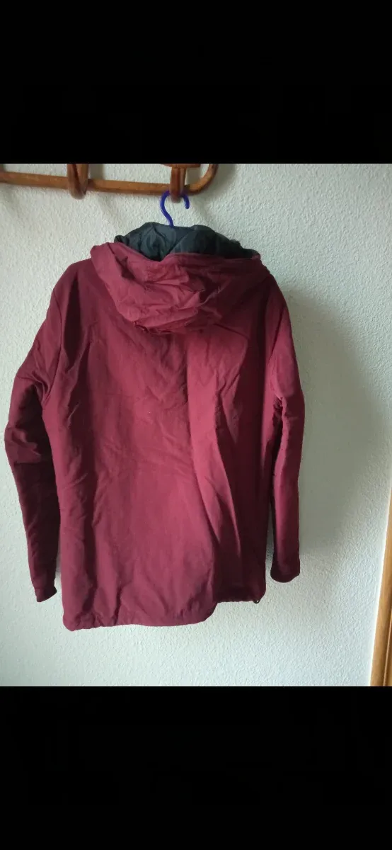 Chaqueta con capucha y cremallera