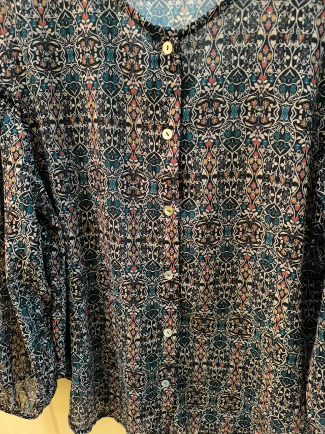 Blusa estampada manga tres cuartos