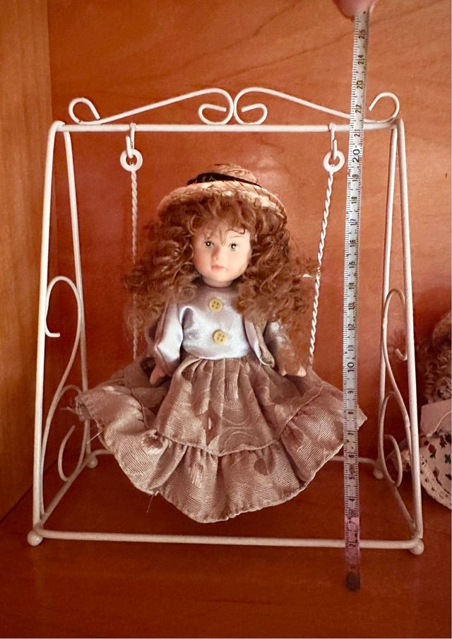 Muñeca de porcelana con columpio
