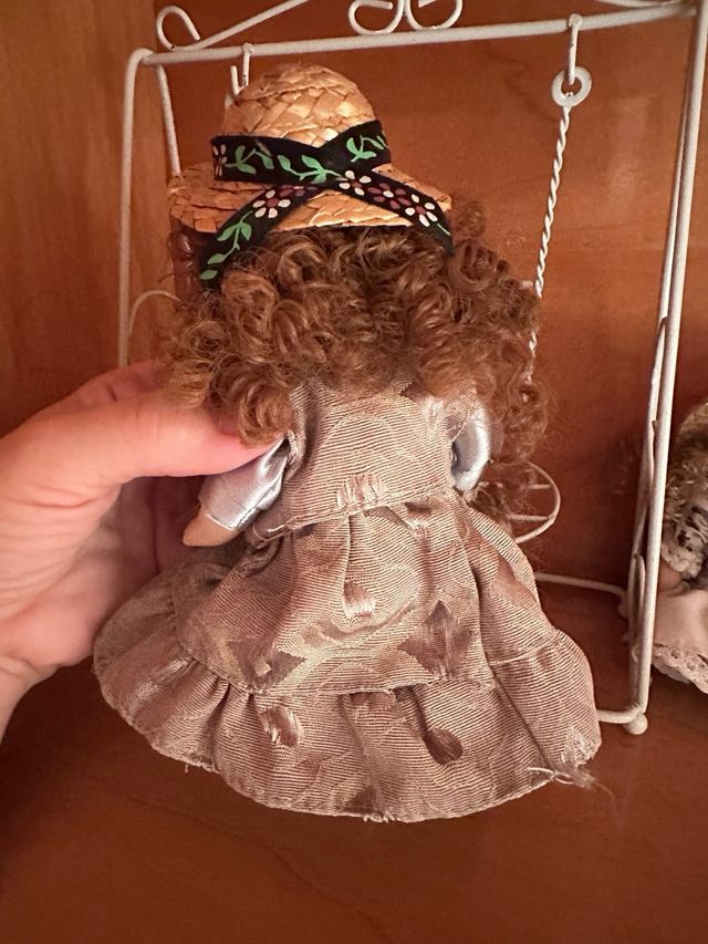 Muñeca de porcelana con columpio