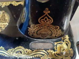 Máquina de coser Alpha antigua con mueble año 1940