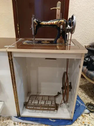 Máquina de coser Alpha antigua con mueble año 1940