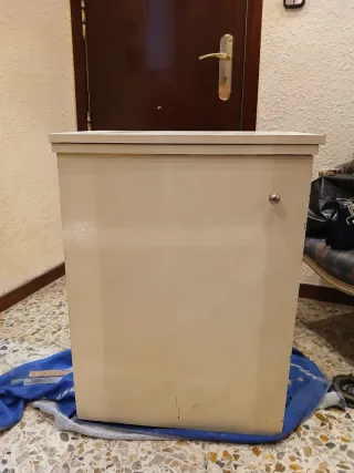 Máquina de coser Alpha antigua con mueble año 1940