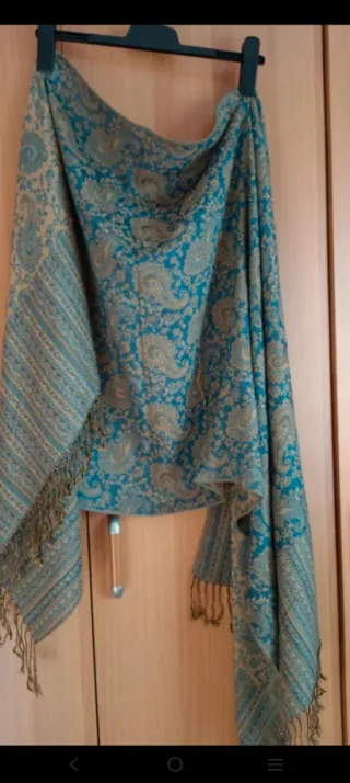 Sciarpa scialle con fantasia paisley.