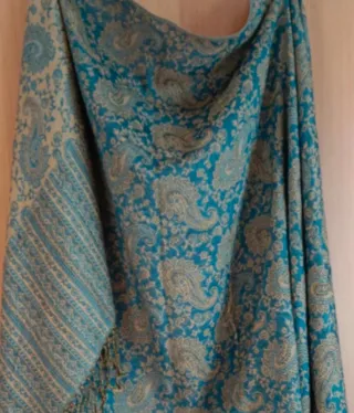 Sciarpa scialle con fantasia paisley.