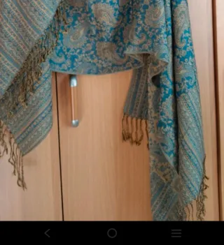 Sciarpa scialle con fantasia paisley.