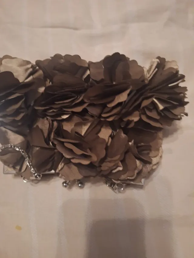 Bolso de mano con flores de tela