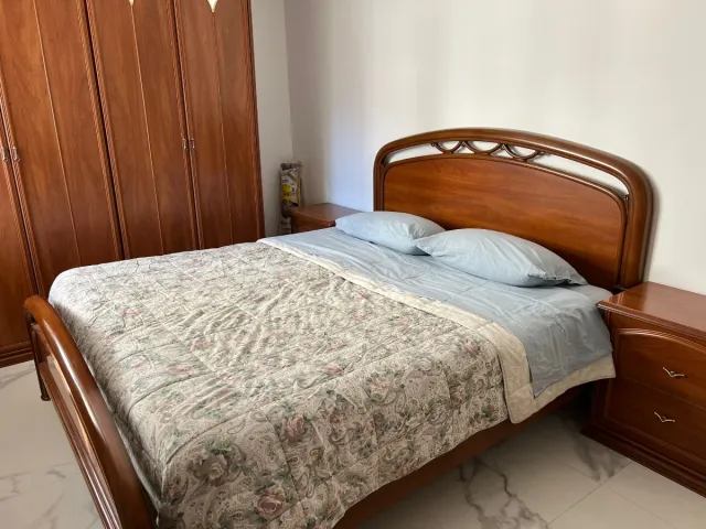 Camera da letto matrimoniale in legno