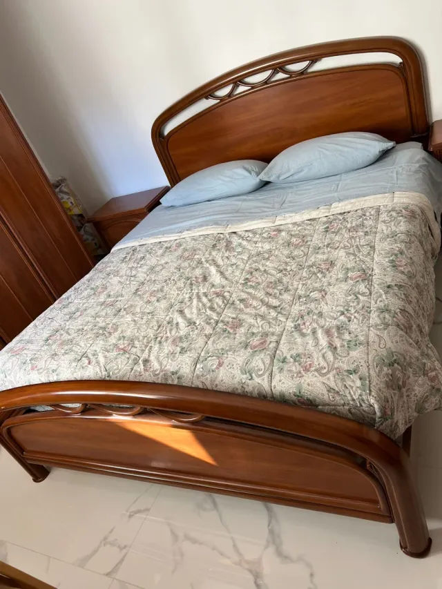 Camera da letto matrimoniale in legno