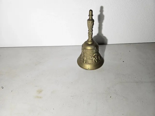 Campana de bronce decorada