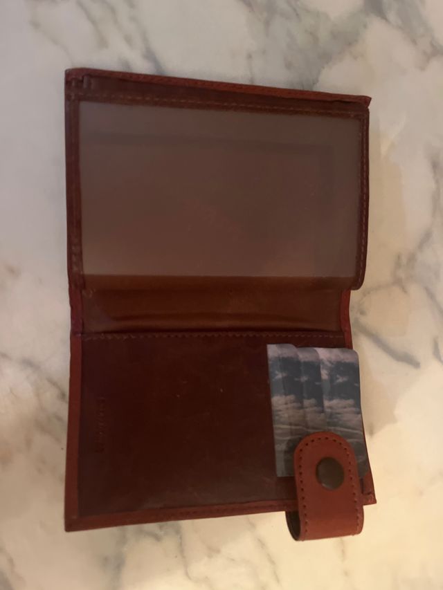 Cartera de piel marrón