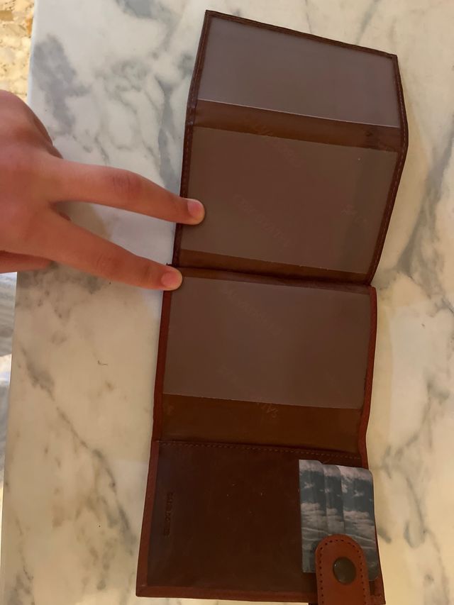 Cartera de piel marrón