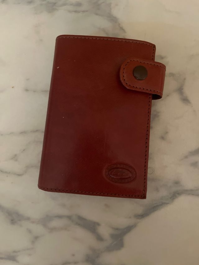 Cartera de piel marrón