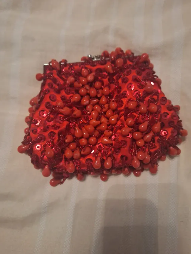 Bolso de fiesta rojo con apliques