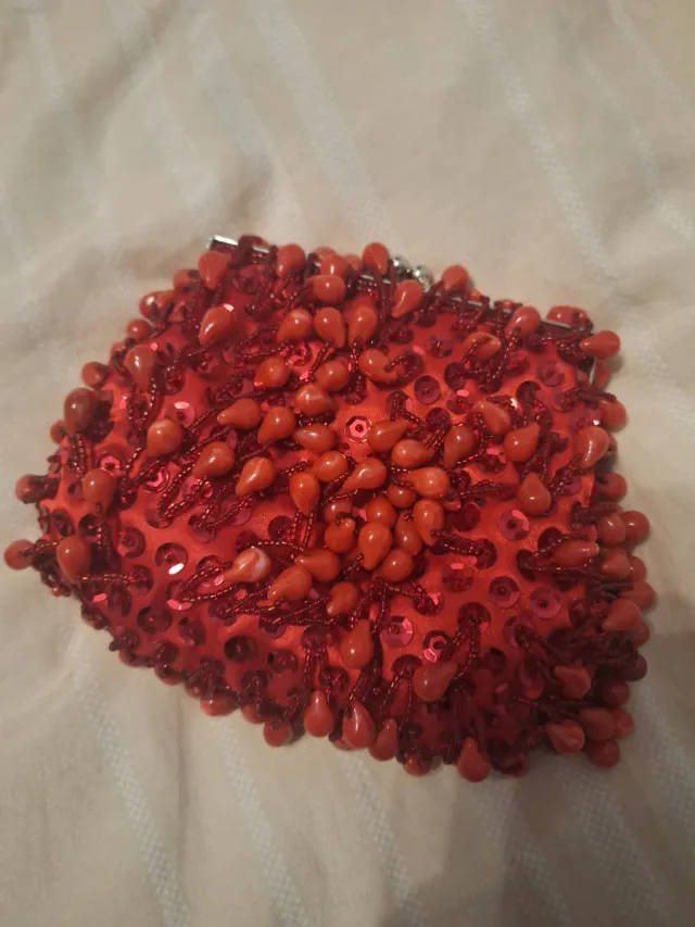 Bolso de fiesta rojo con apliques