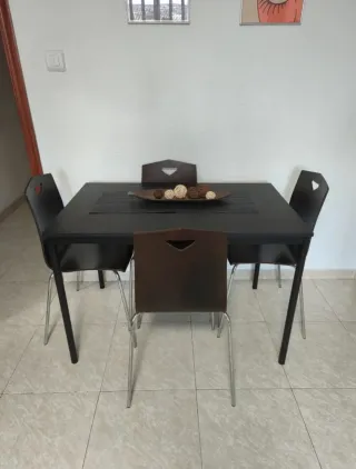 Mesa y 4 Sillas Comedor