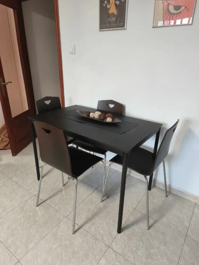 Mesa y 4 Sillas Comedor