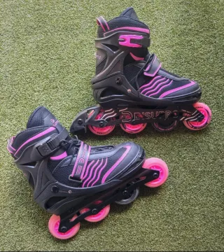 Patines en línea negros y rosas