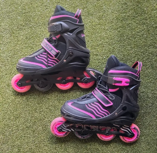 Patines en línea negros y rosas
