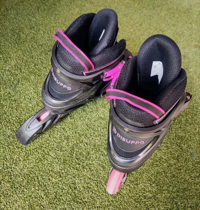 Patines en línea negros y rosas