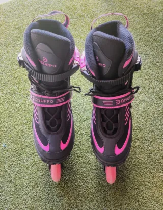 Patines en línea negros y rosas