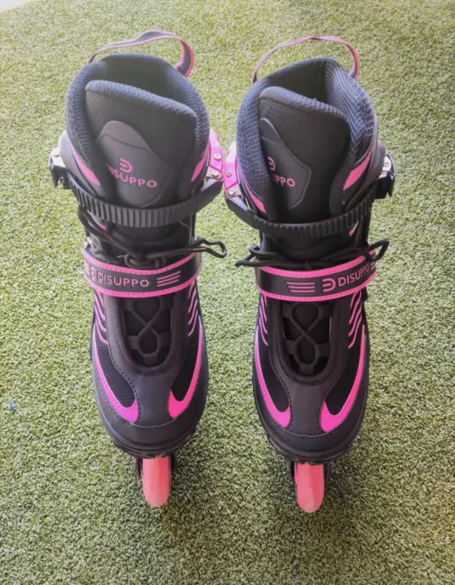 Patines en línea negros y rosas