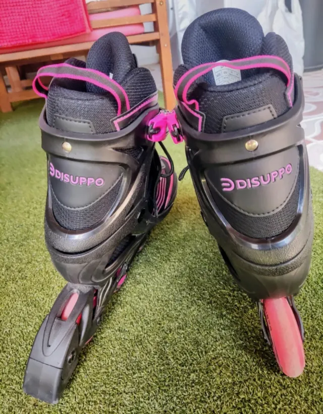 Patines en línea negros y rosas