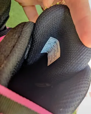 Patines en línea negros y rosas