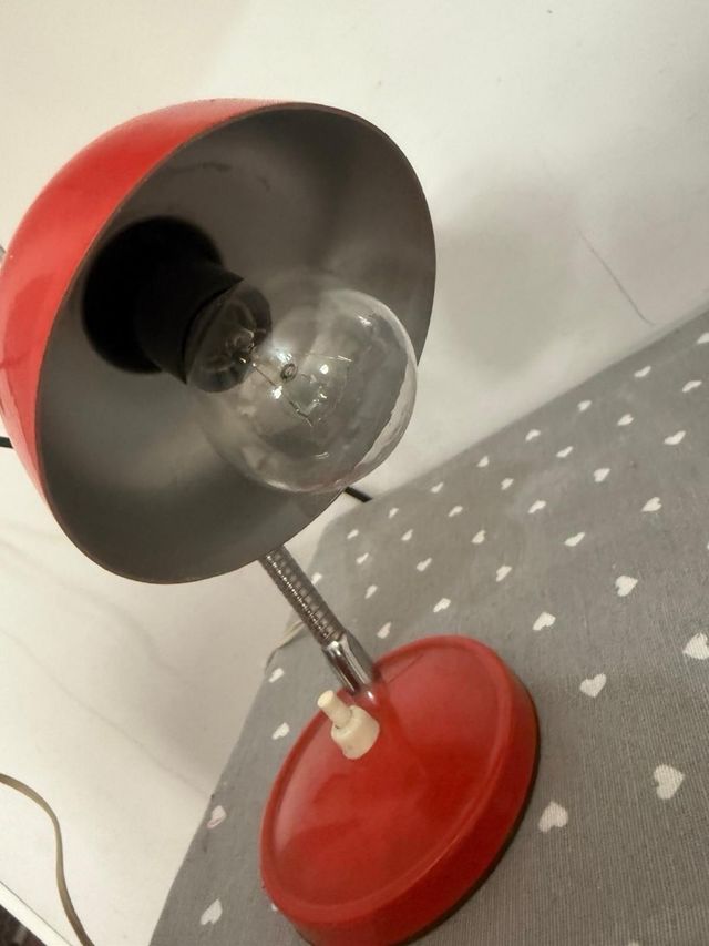 Lampada da tavolo rossa e argento